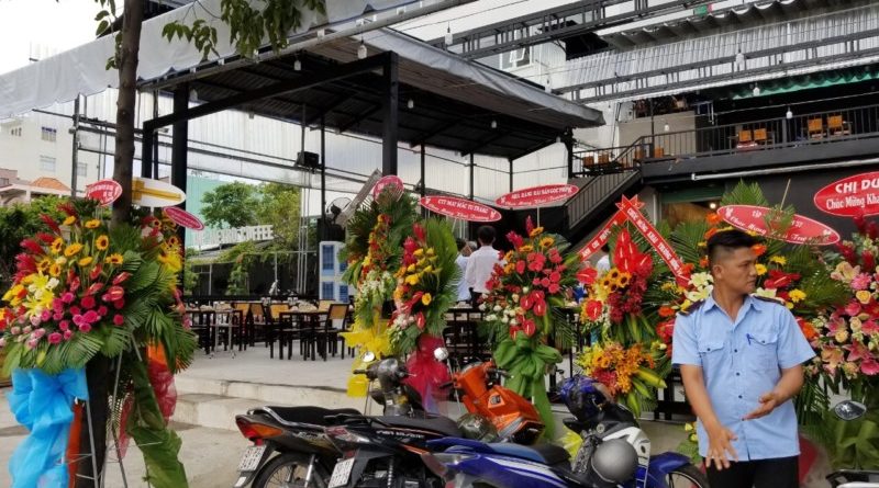 Thi công mái hiên cho nhà hàng Xưa và Nay – Q. Tân Phú – TP HCM